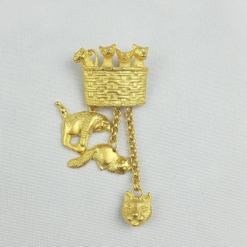 Vintage Blair cat in basket‎ brooch pin gold tone